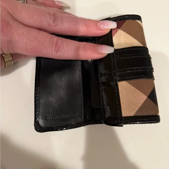 Authentic Burberry 4 ring keychain/cardholder - Picture 7 of 16
